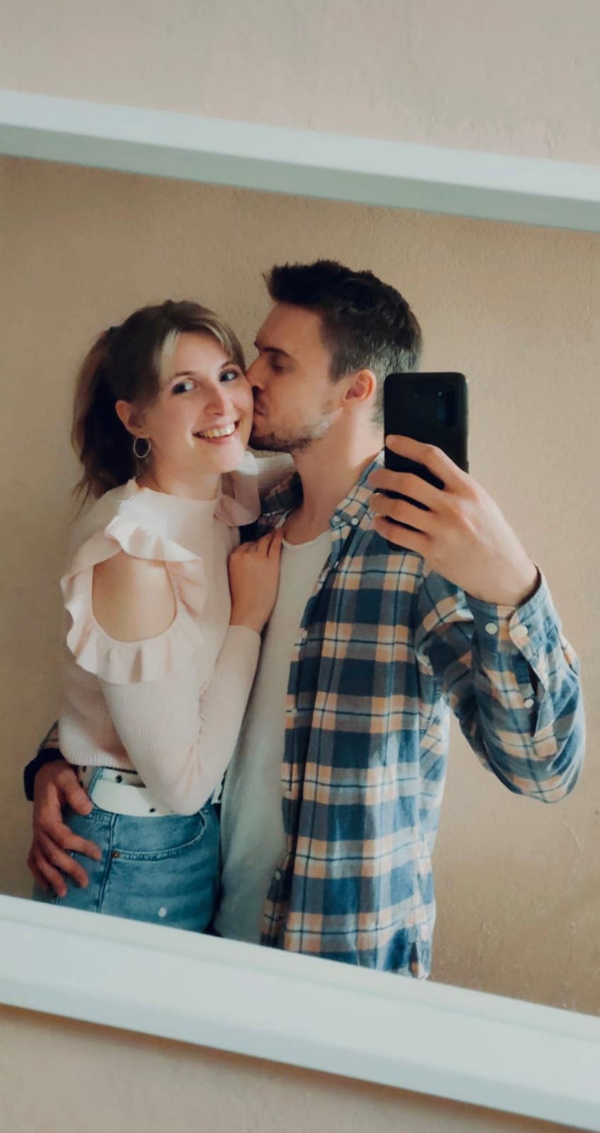 Spiegel-Selfie: David küsst Sarah-Michelle auf die Wange