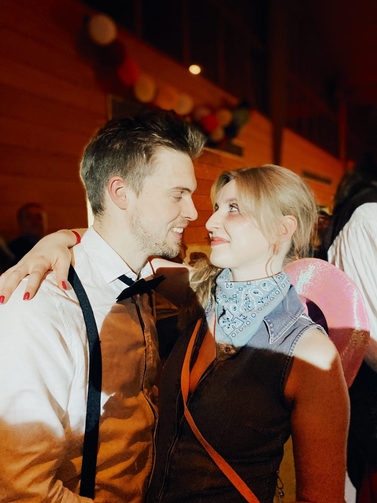 David und Sarah-Michelle in Westernkostümen auf einer Faschingsparty