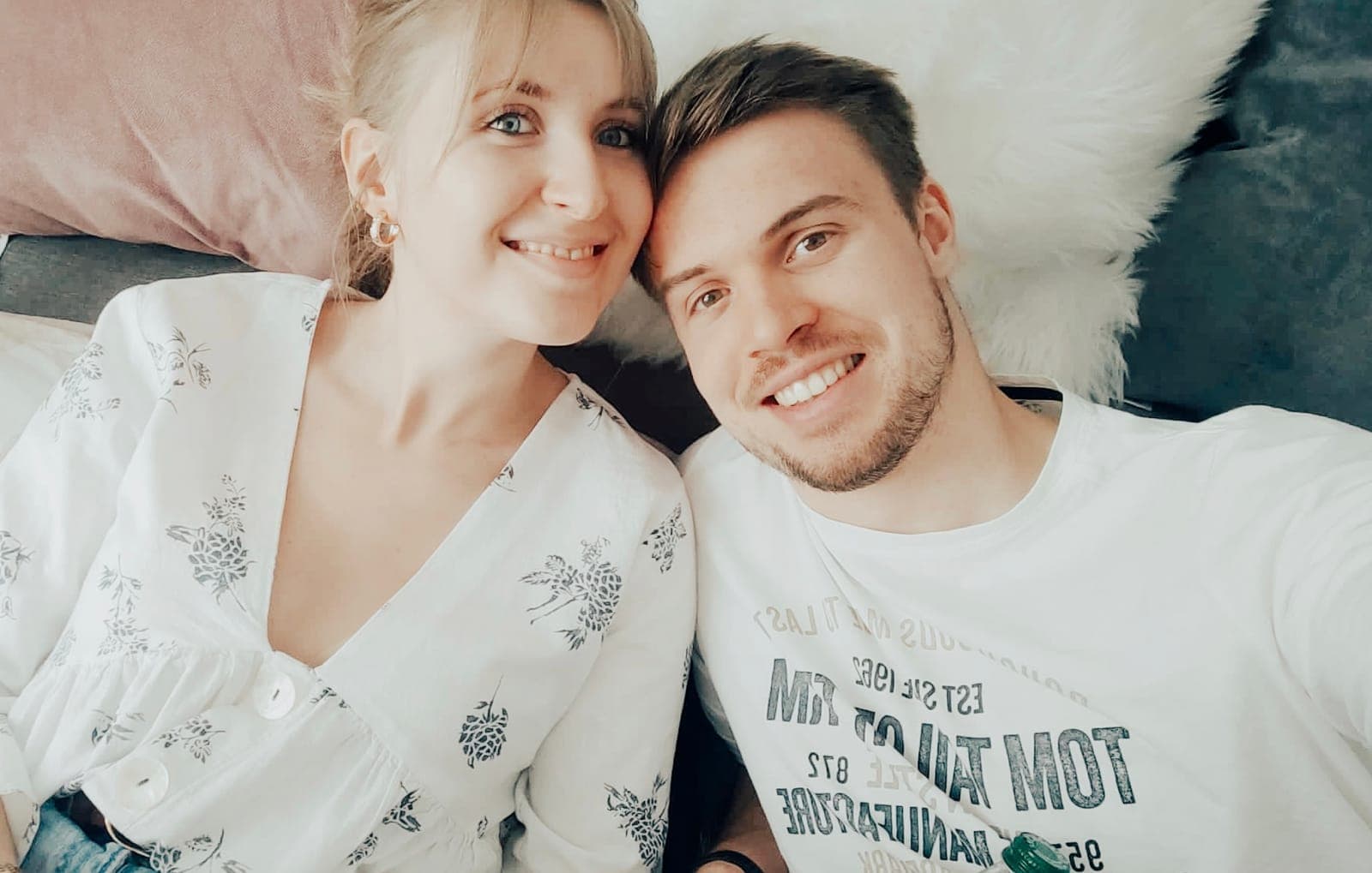 Kuschel-Selfie von David und Sarah-Michelle