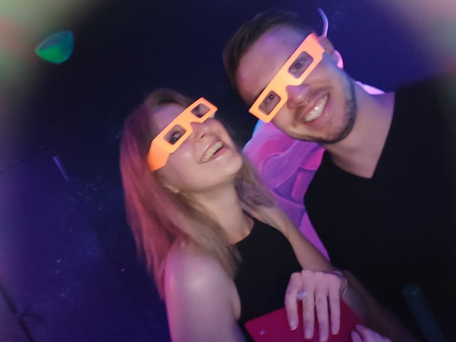 Beide mit orangen 3D-Brillen beim Schwarzlicht-Minigolf