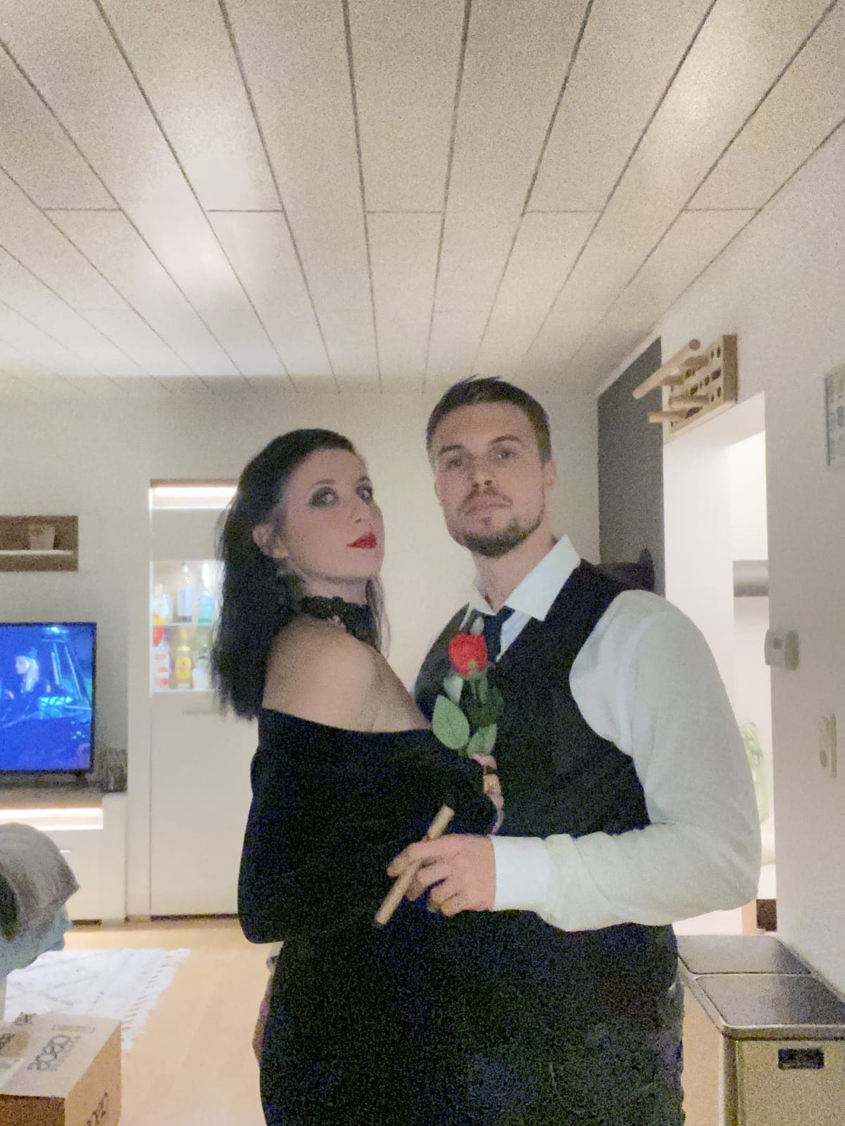 Beide verkleidet als Morticia und Gomez Addams