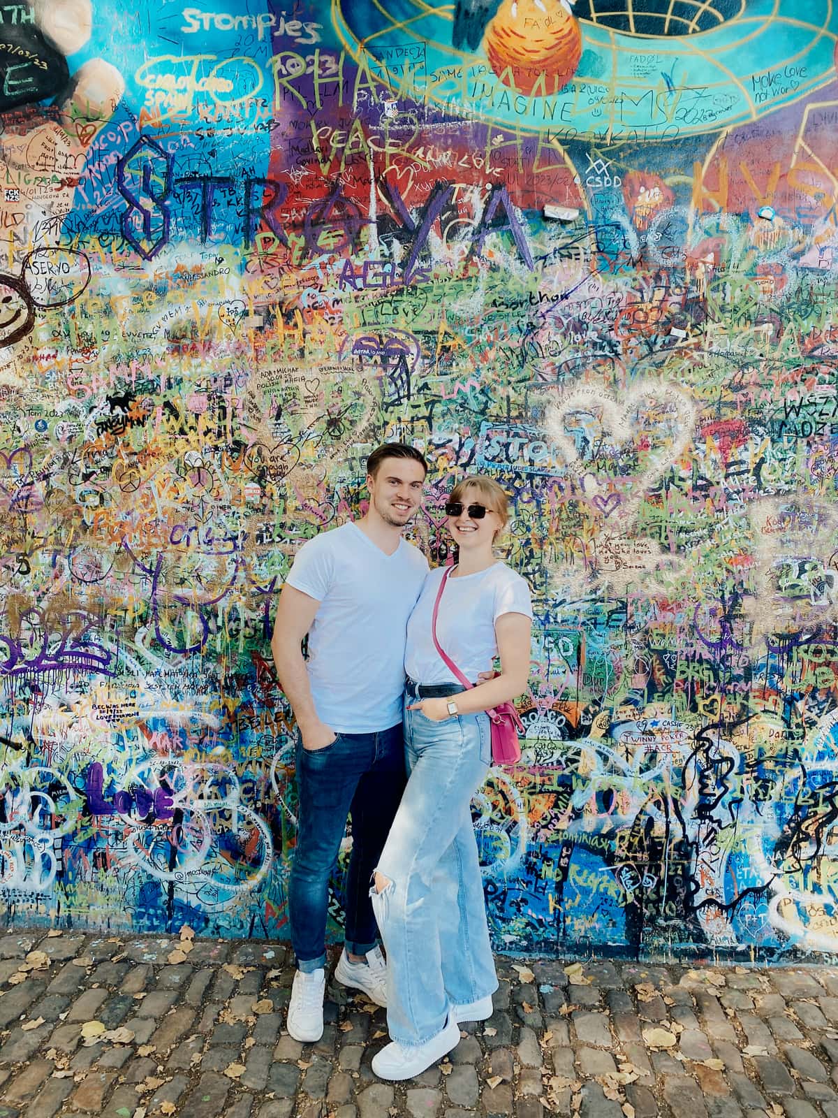 Beide vor der bunt bemalten Lennon-Mauer in Prag