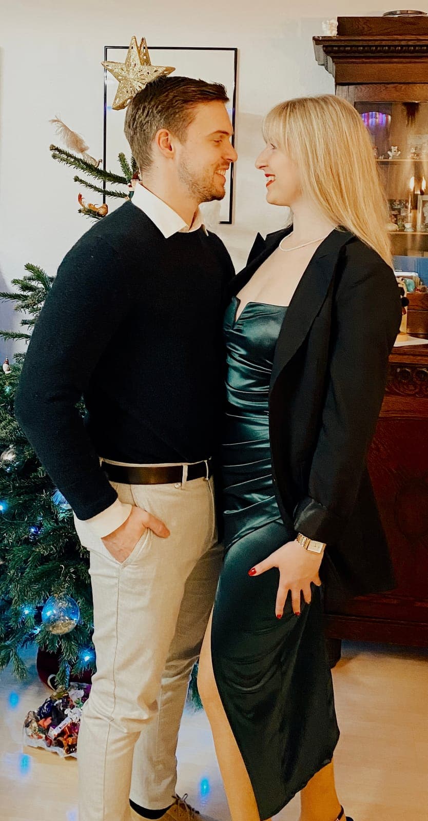 Festlich gekleidet vor dem Weihnachtsbaum