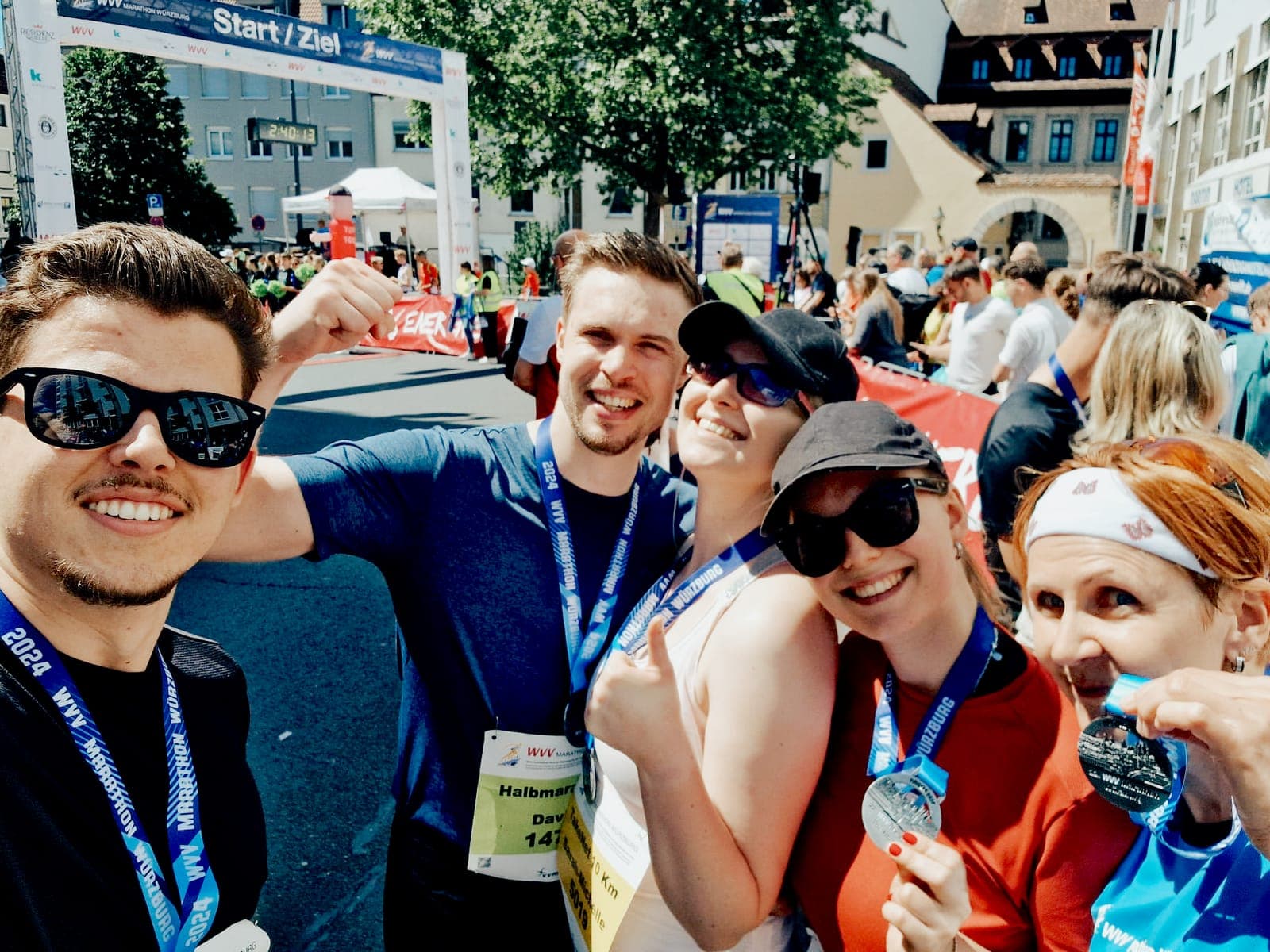 Gruppenfoto mit Medaillen im Ziel des WVV-Marathons