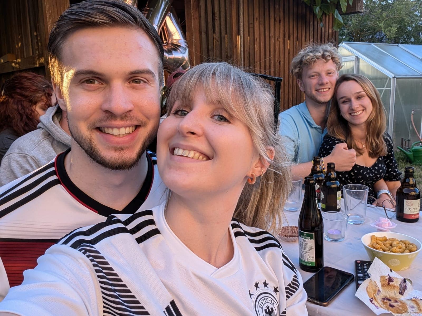 Selfie in Deutschland-Trikots beim EM-Abend im Garten