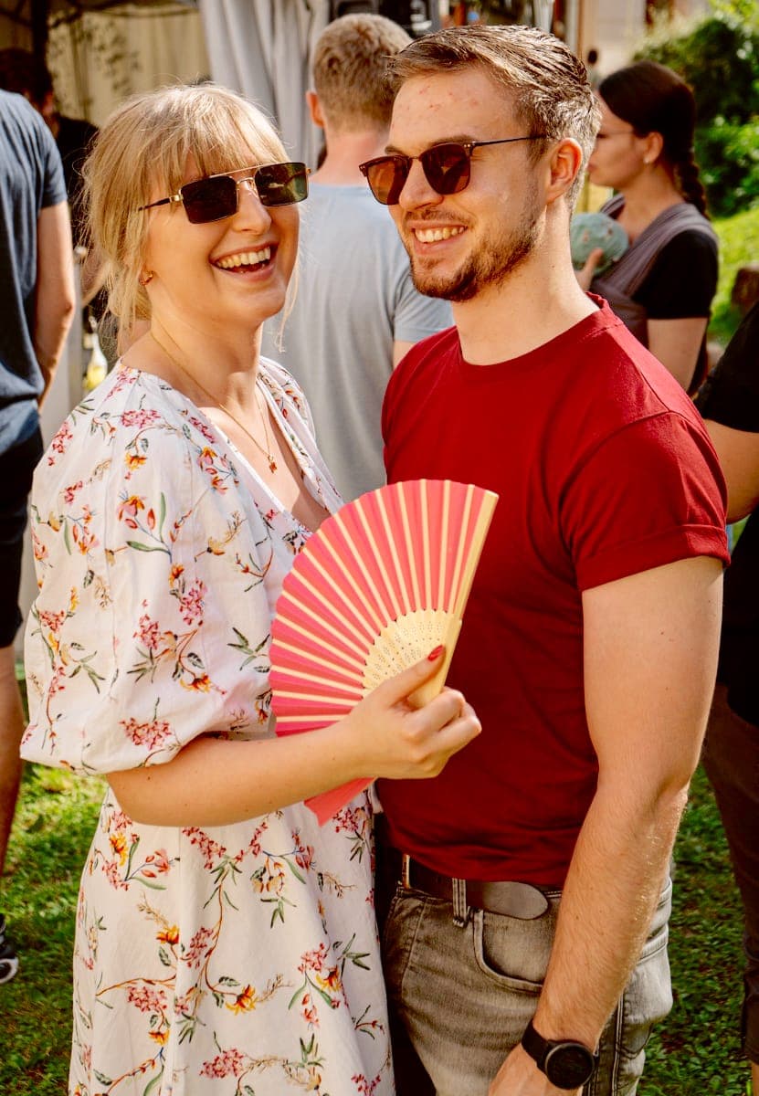 Sarah-Michelle mit rosa Fächer und David auf dem Sommerfest