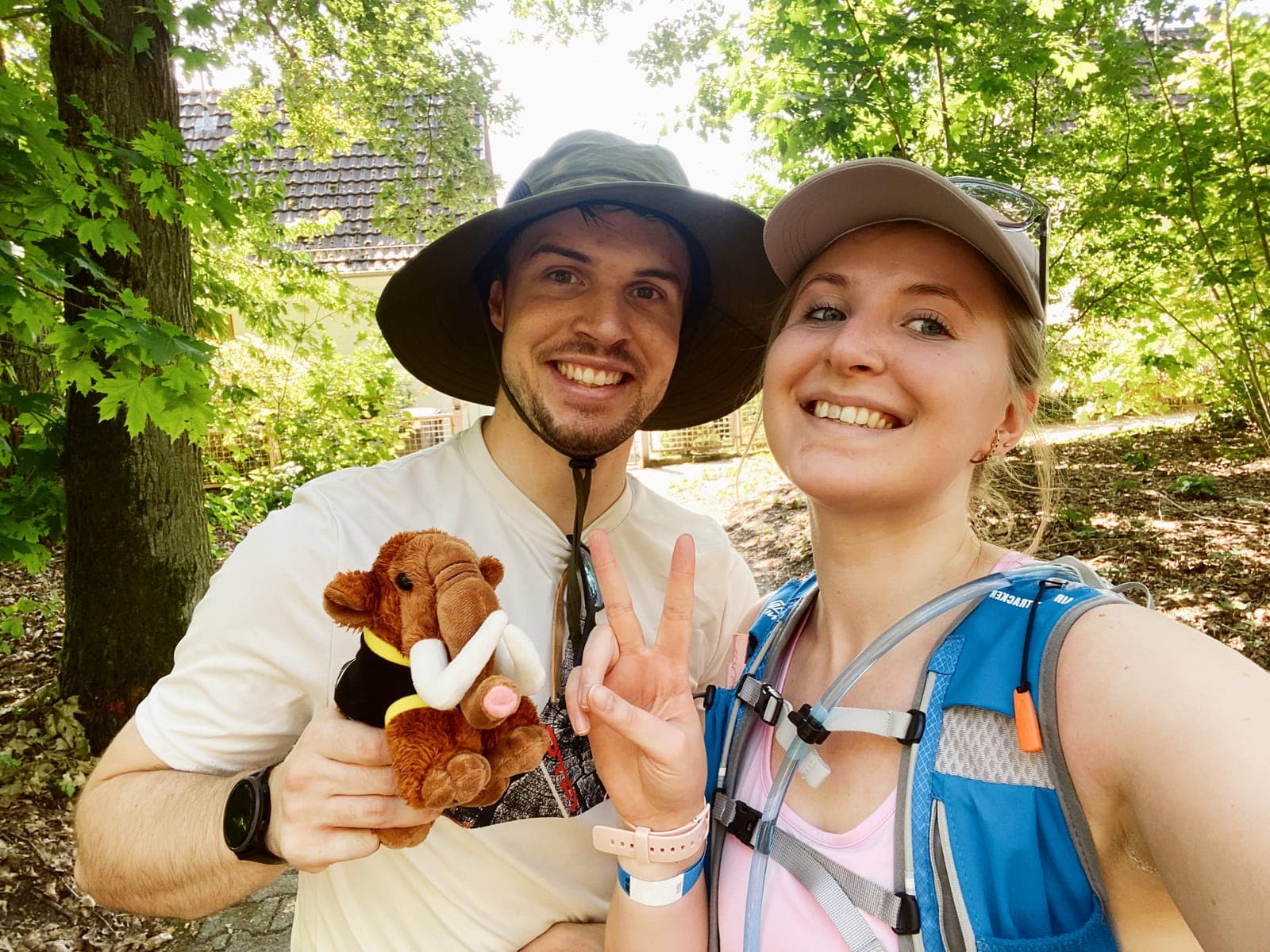 Selfie mit Plüsch-Mammut und Laufwesten beim 55-km-Lauf