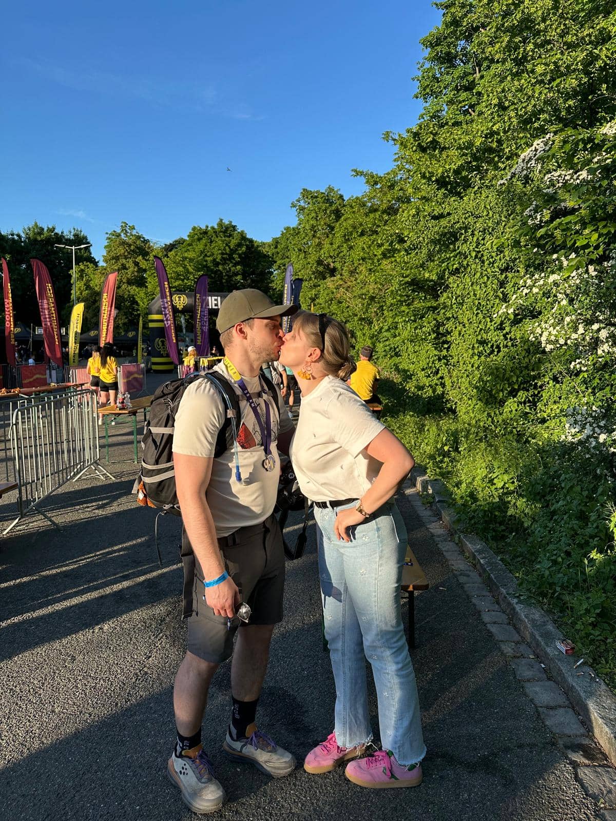 Kuss an der Laufstrecke, David mit Medaille