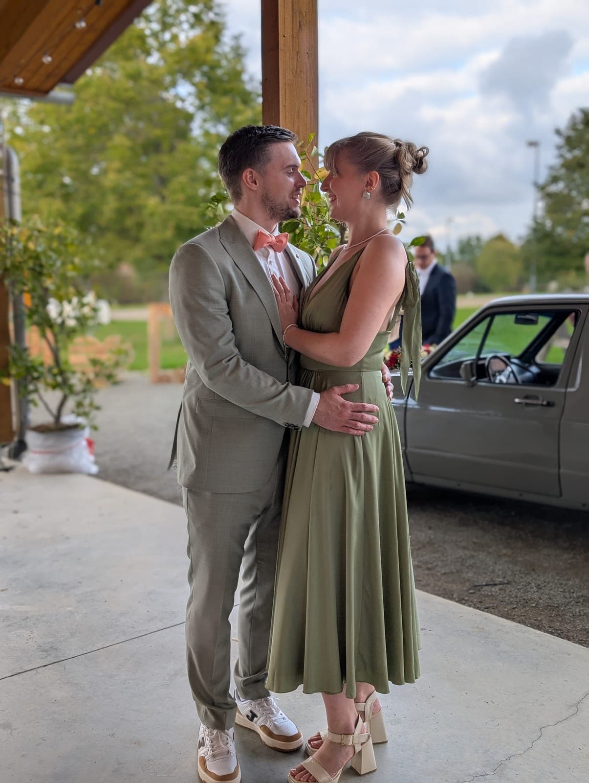 Festlich gekleidet als Gäste bei der Hochzeit von Domi und Miri