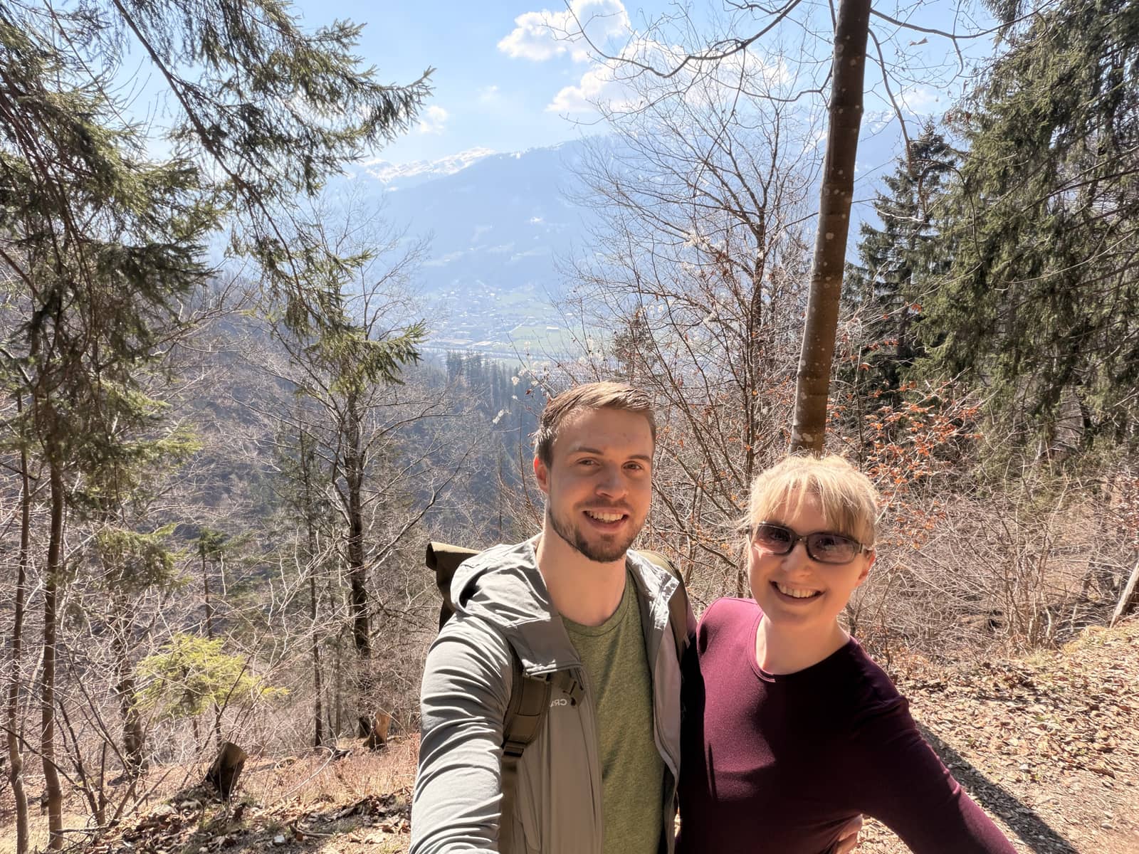 Wander-Selfie mit Talblick am Tag des Antrags