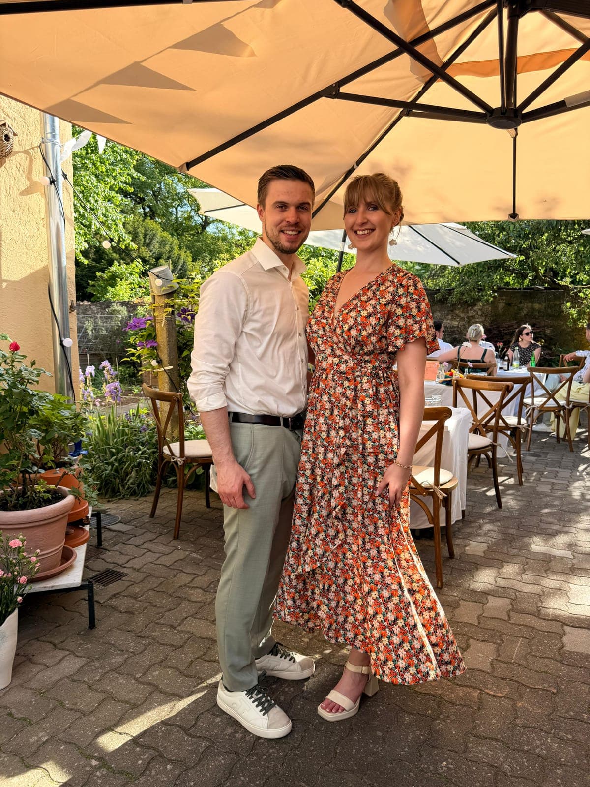 Als Gäste bei der Hochzeit von Chrissi und Laura im Gartenlokal